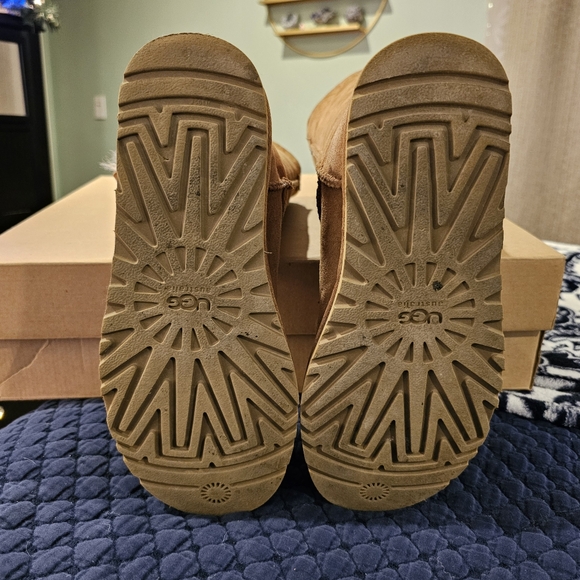 UGG Bailey 3 Button Shearling Boot - Picture 3 of 16